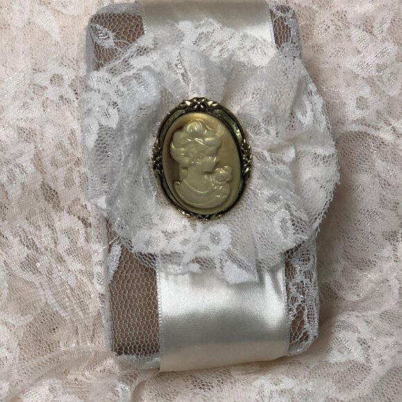 CAMEO brooch, vintage look, brown and beige pin - Picture 2 of 3